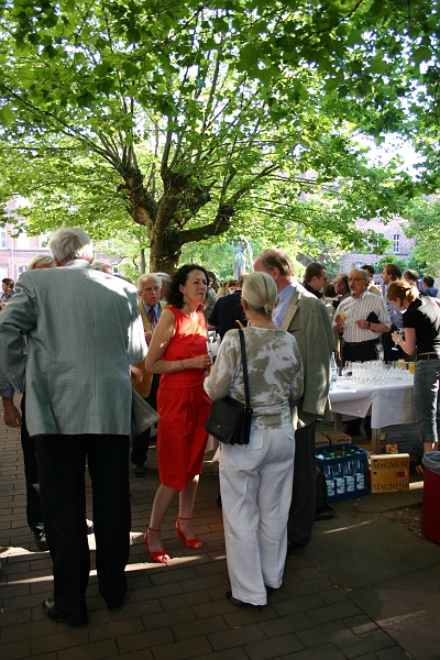 Bild 005.jpg - „Integration in der Stadtgesellschaft“ - Antrittsvorlesung von Prof. Dr. Caroline Y. Robertson-von Trotha am 13.07.2005 an der Fakultät für Geistes- und Sozialwissenschaften der Universität Karlsruhe (TH) Sektempfang im Ehrenhof
